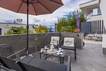 Air-conditioned 3-Bed Apartment in Njivice for 6