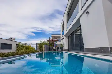 Air-conditioned 3-Bed Apartment in Njivice for 6