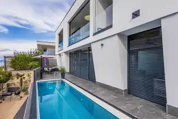 Air-conditioned 3-Bed Apartment in Njivice for 6