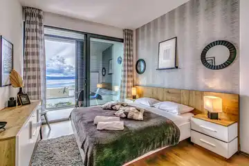 Air-conditioned 3-Bed Apartment in Njivice for 6