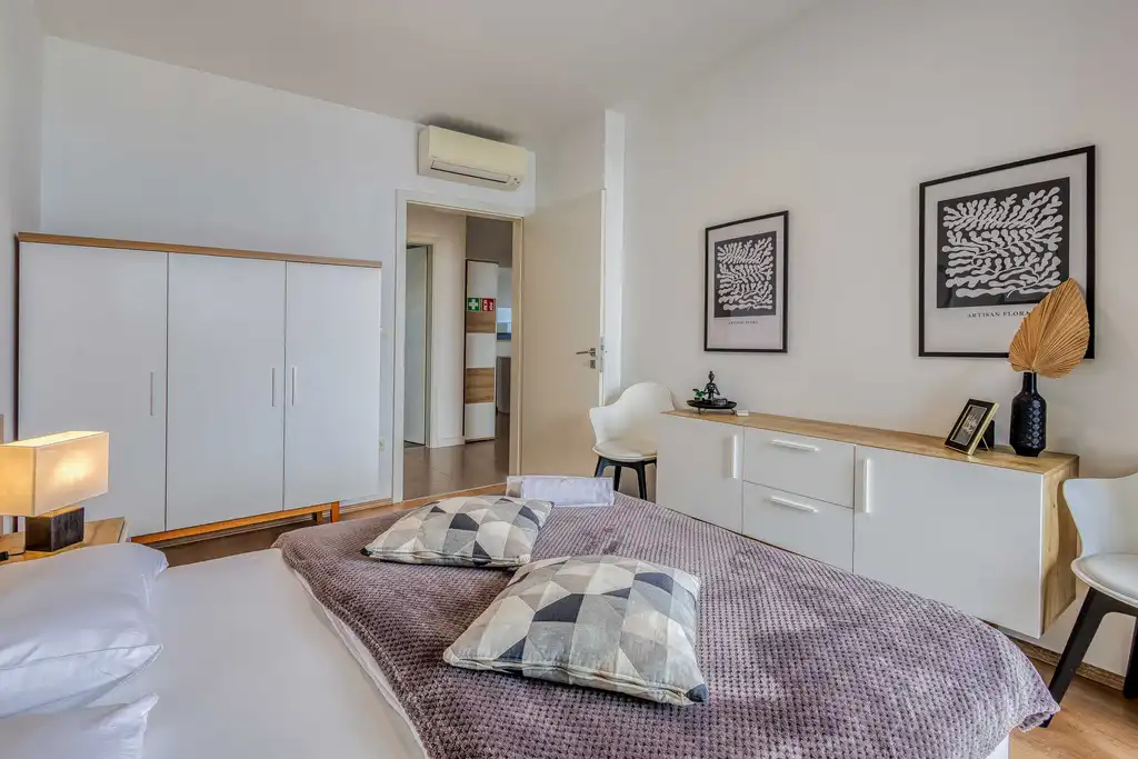 Air-conditioned 3-Bed Apartment in Njivice for 6