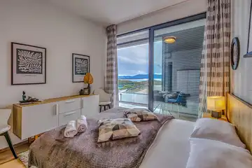 Air-conditioned 3-Bed Apartment in Njivice for 6