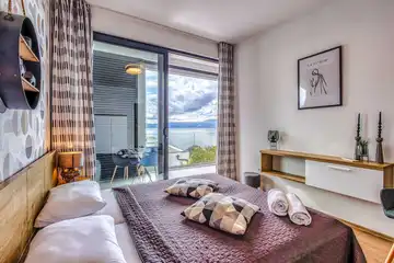 Air-conditioned 3-Bed Apartment in Njivice for 6