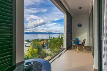 Air-conditioned 3-Bed Apartment in Njivice for 6