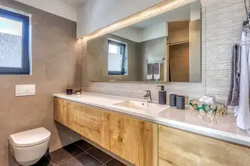 Air-conditioned 3-Bed Apartment in Njivice for 6