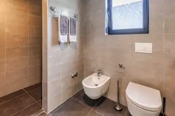 Air-conditioned 3-Bed Apartment in Njivice for 6