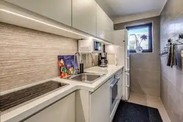 Air-conditioned 3-Bed Apartment in Njivice for 6