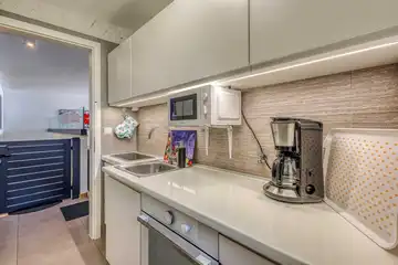 Air-conditioned 3-Bed Apartment in Njivice for 6