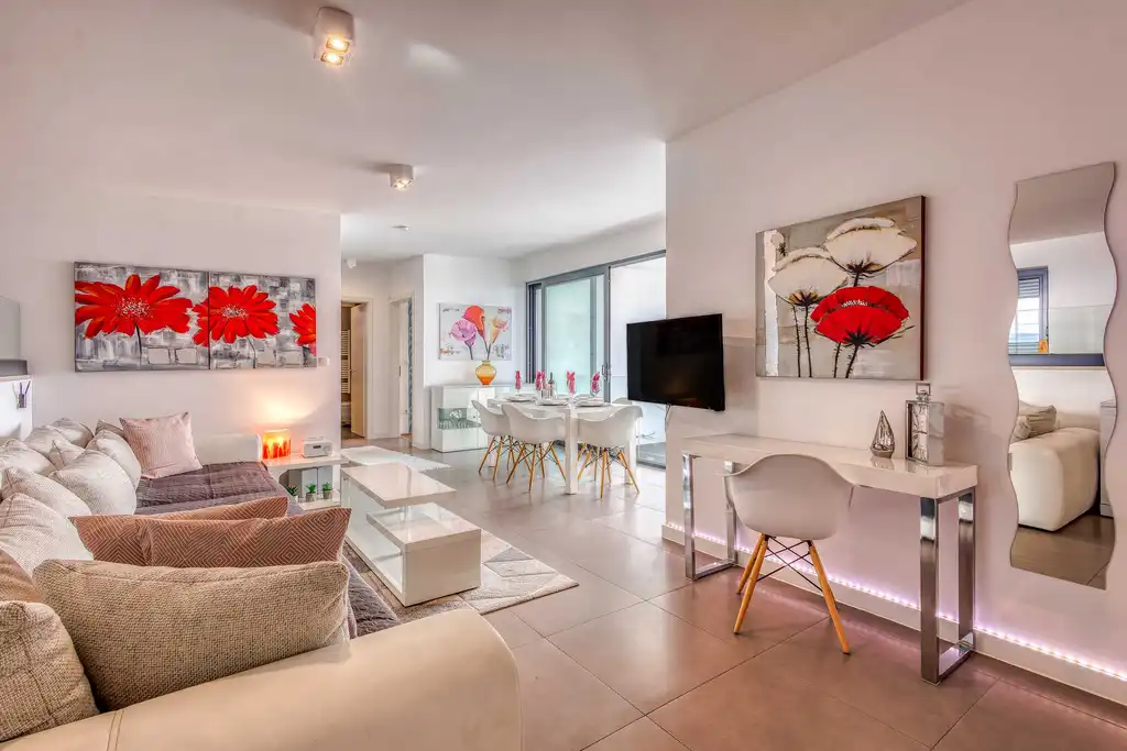 Air-conditioned 3-Bed Apartment in Njivice for 6