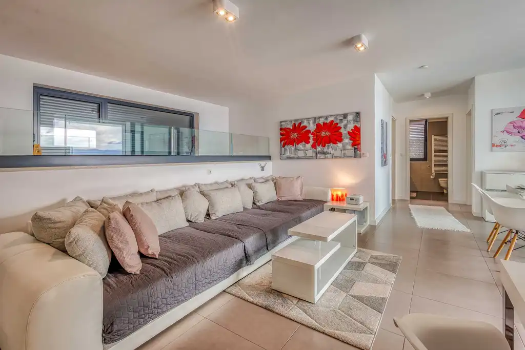 Air-conditioned 3-Bed Apartment in Njivice for 6