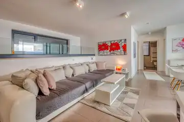 Air-conditioned 3-Bed Apartment in Njivice for 6