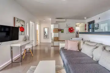 Air-conditioned 3-Bed Apartment in Njivice for 6