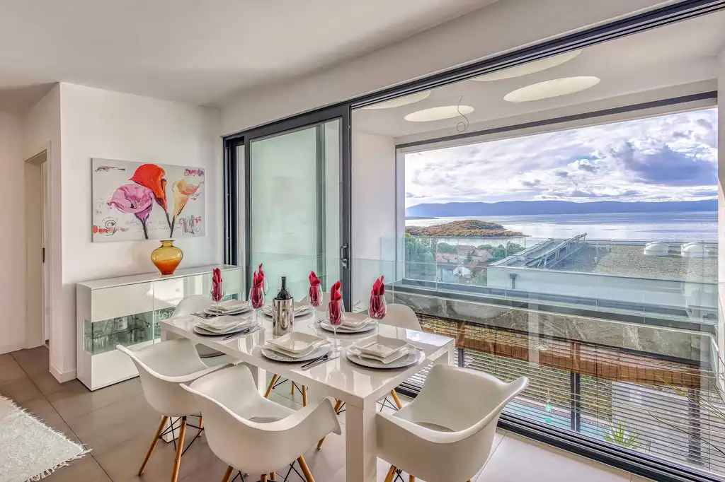 Air-conditioned 3-Bed Apartment in Njivice for 6
