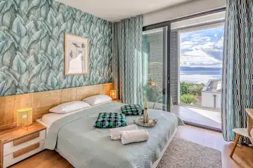 Air-conditioned 3-Bed Apartment in Njivice for 6