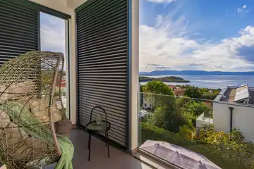 Air-conditioned 3-Bed Apartment in Njivice for 6