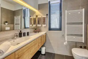 Air-conditioned 3-Bed Apartment in Njivice for 6