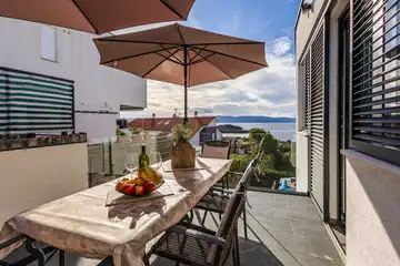 Air-conditioned 3-Bed Apartment in Njivice for 6