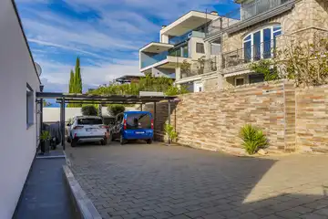 Air-conditioned 3-Bed Apartment in Njivice for 6