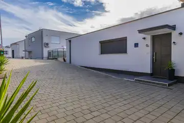 Air-conditioned 3-Bed Apartment in Njivice for 6