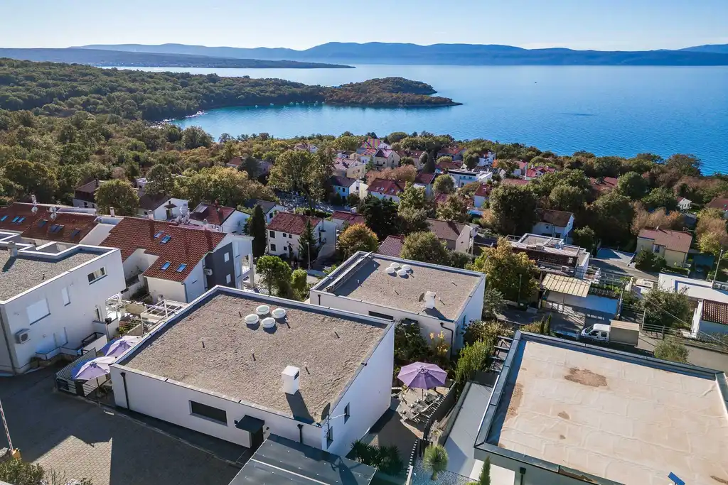Air-conditioned 3-Bed Apartment in Njivice for 6