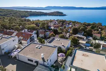 Air-conditioned 3-Bed Apartment in Njivice for 6