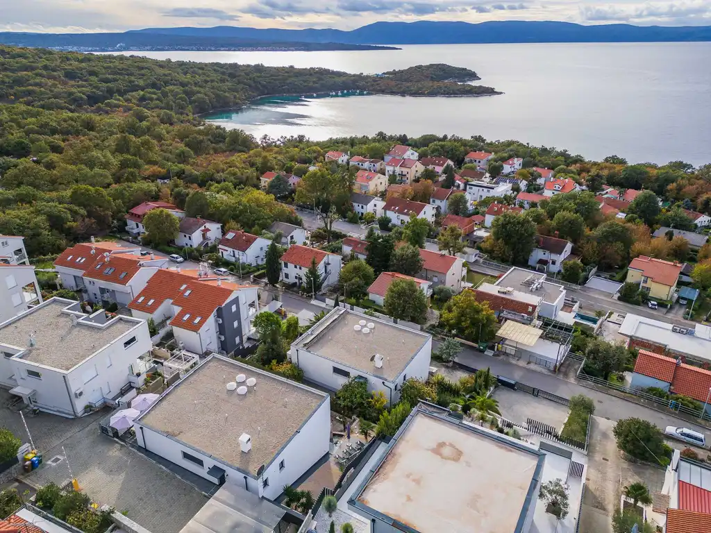 Air-conditioned 3-Bed Apartment in Njivice for 6