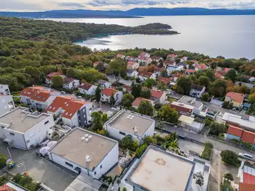 Air-conditioned 3-Bed Apartment in Njivice for 6