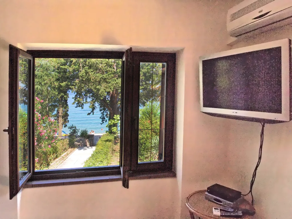 Seafront Apartment in Njivice for 4 Guests
