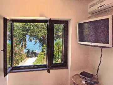 Seafront Apartment in Njivice for 4 Guests