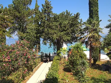 Seafront Apartment in Njivice for 4 Guests