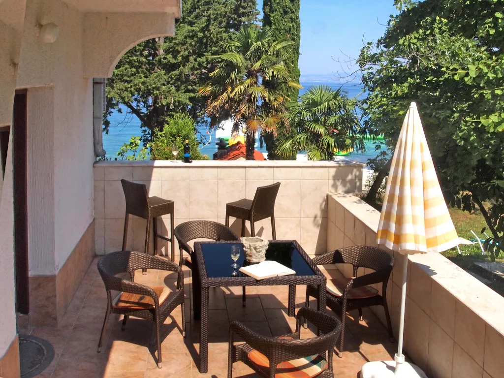 Seafront Apartment in Njivice for 4 Guests