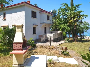 Seafront Apartment in Njivice for 4 Guests