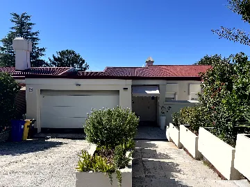 Holiday House in Njivice for 6 Guests with Whirlpool