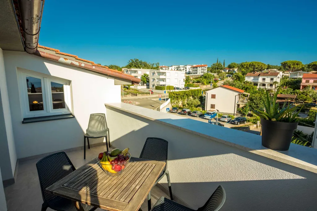 Njivice Apartment with Sea-View Balcony
