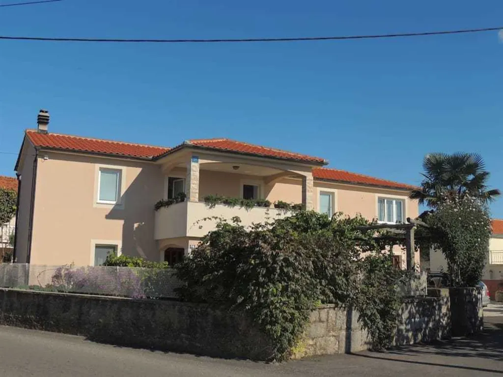 1-Bedroom Apartment with Terrace in Gabonjin