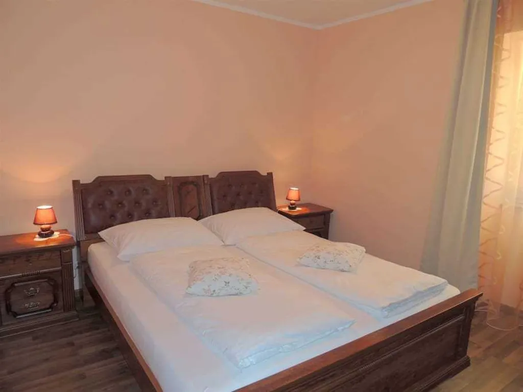 1-Bedroom Apartment with Terrace in Gabonjin
