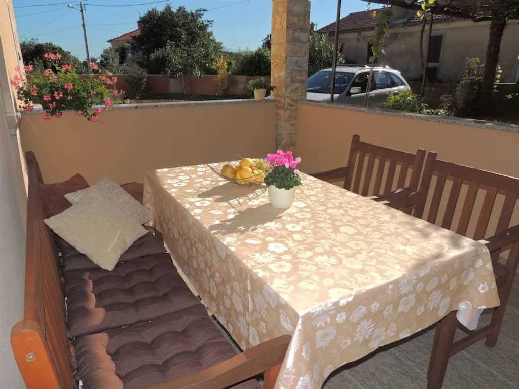 1-Bedroom Apartment with Terrace in Gabonjin