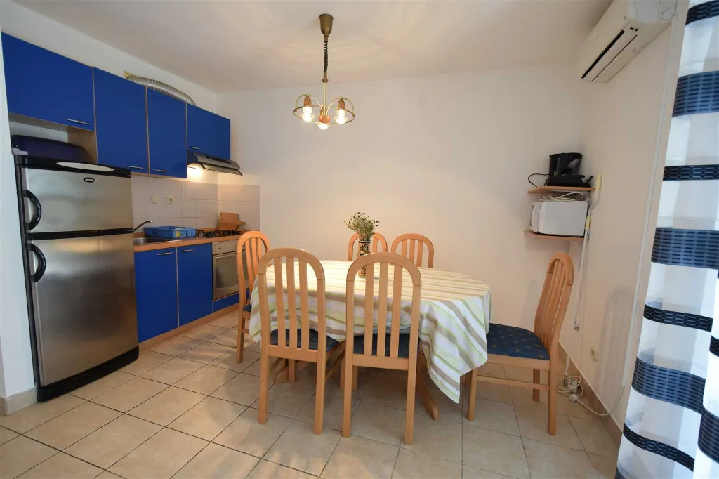 Malinska Apartment for 4 Guests with Terrace