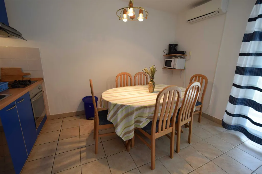 Malinska Apartment for 4 Guests with Terrace