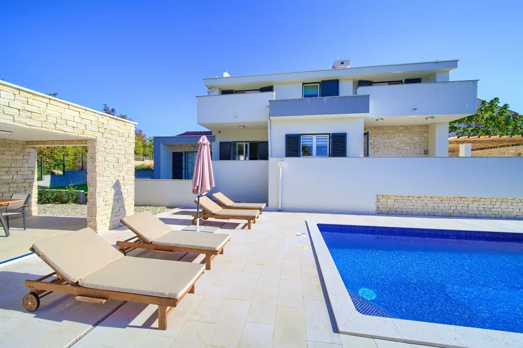 Villa with Private Pool and Grill in Vrbnik-Risika