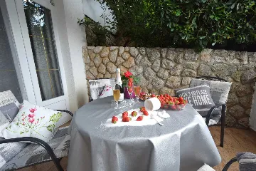 Ground-Floor Apartment for 2 Guests in Malinska