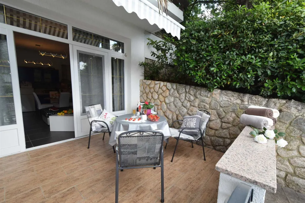 Ground-Floor Apartment for 2 Guests in Malinska