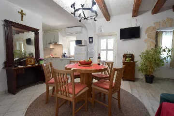 Ground-floor Apartment in Čižići for 4 Guests