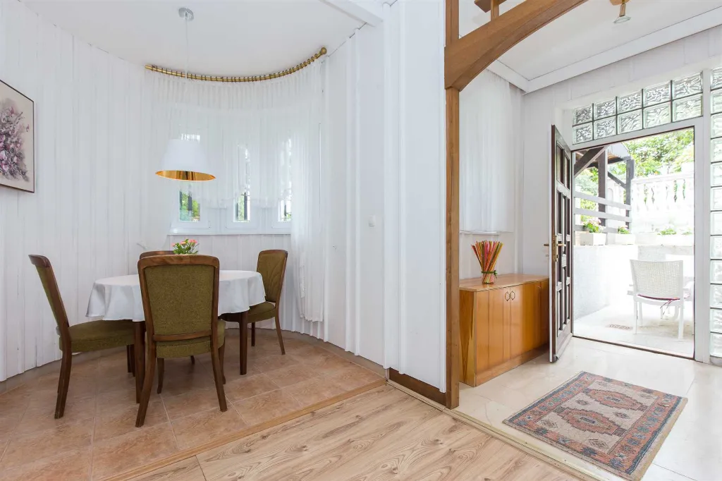 Apartment with Terrace for 4 Guests in Malinska