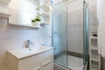 Apartment with Terrace for 4 Guests in Malinska