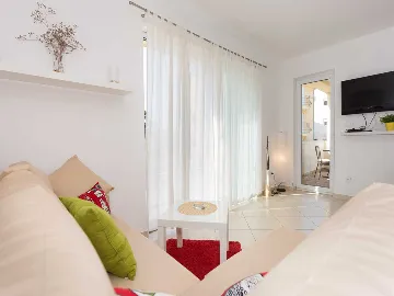 Ground-Floor Apartment in Čižići for 4 Guests