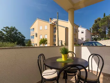 Ground-Floor Apartment in Čižići for 4 Guests
