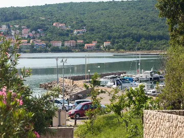 Ground-Floor Apartment in Čižići for 4 Guests