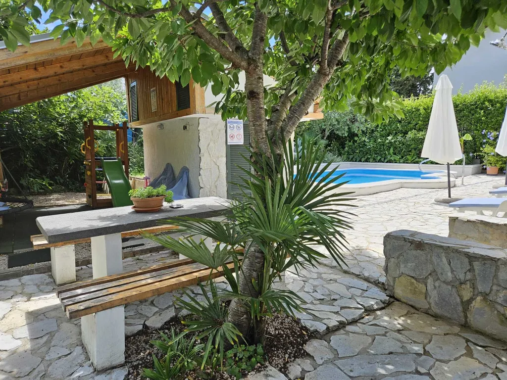Malinska 2-Bedroom Apartment for 4 Guests