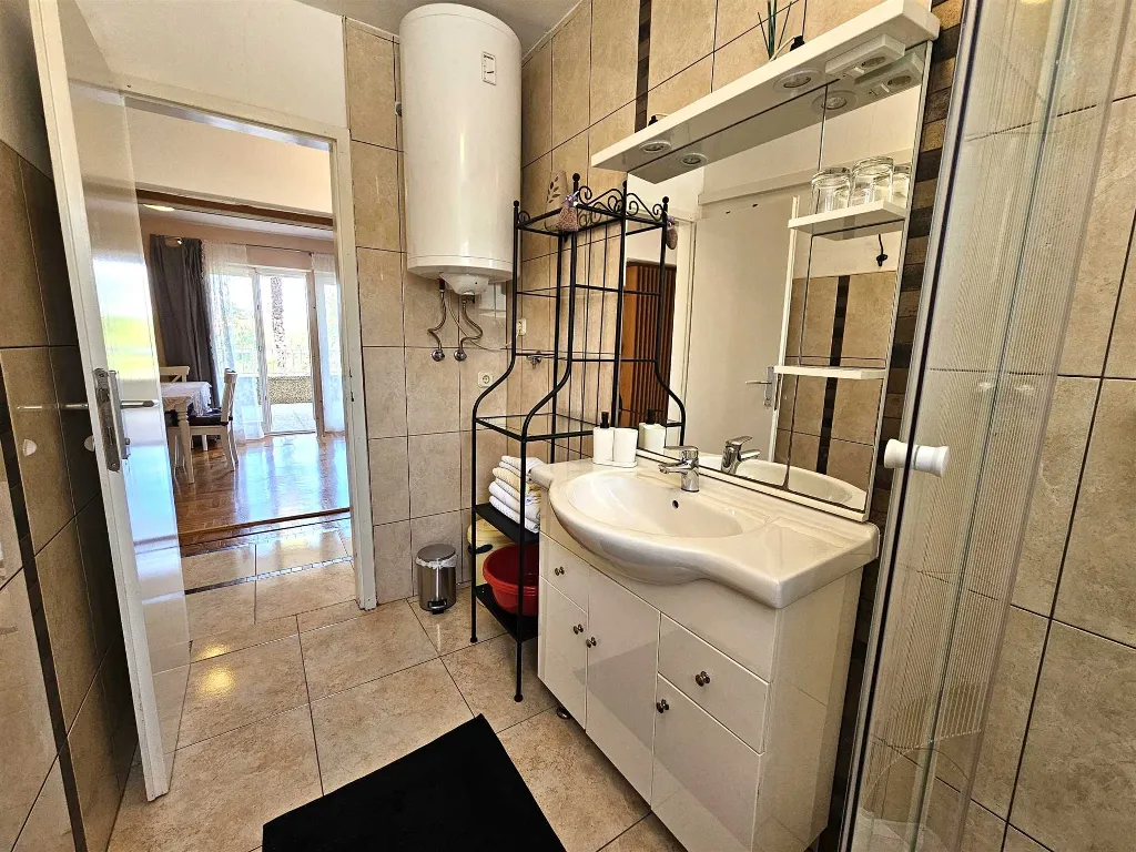 Malinska 2-Bedroom Apartment for 4 Guests